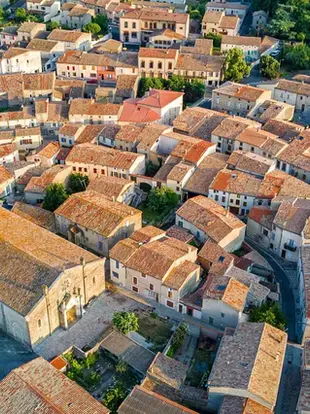 Située à la limite orientale du Lauragais, entre Carcassonne et Castelnaudary, Bram s’est développée au carrefour de deux routes antiques. À pied dans la circulade et sur les chemins, à bicyclette sur les voies vertes, ballon de rugby en main, à Bram tout est affaire de circulation...