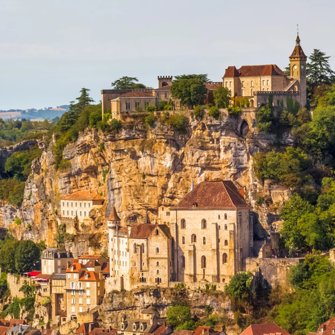 L’hiver se termine, les beaux jours arrivent à grandes enjambées. Les envies de randonnées frétillent. Se faire pèlerin, pourquoi pas ? Les mythiques chemins de Compostelle, tant médiatisés, sont des stars prisées. Avec les beaux jours, ils reprennent de la vigueur et redonnent goût à la découverte.