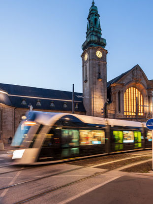 Lors d’un précédent reportage, nous quittions la gare de Luxembourg pour rejoindre Liège en Belgique par « La Ligne du Nord ». Nous vous proposons de succomber à nouveau au plaisir du voyage en train avec un retour dans la gare grand-ducale.