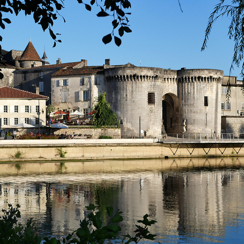D'Homère à Shakespeare, et de Maeterlick aux frères Grimm pour ne citer que ceux là, les écrivains n'ont cessé de se nourrir les uns les autres  dans ce vaste continent littéraire  qu 'est devenu L'Europe , il a bien longtemps. Venez vous « enlivrer » à Cognac en tournant  les pages des belles feuilles d'automne !