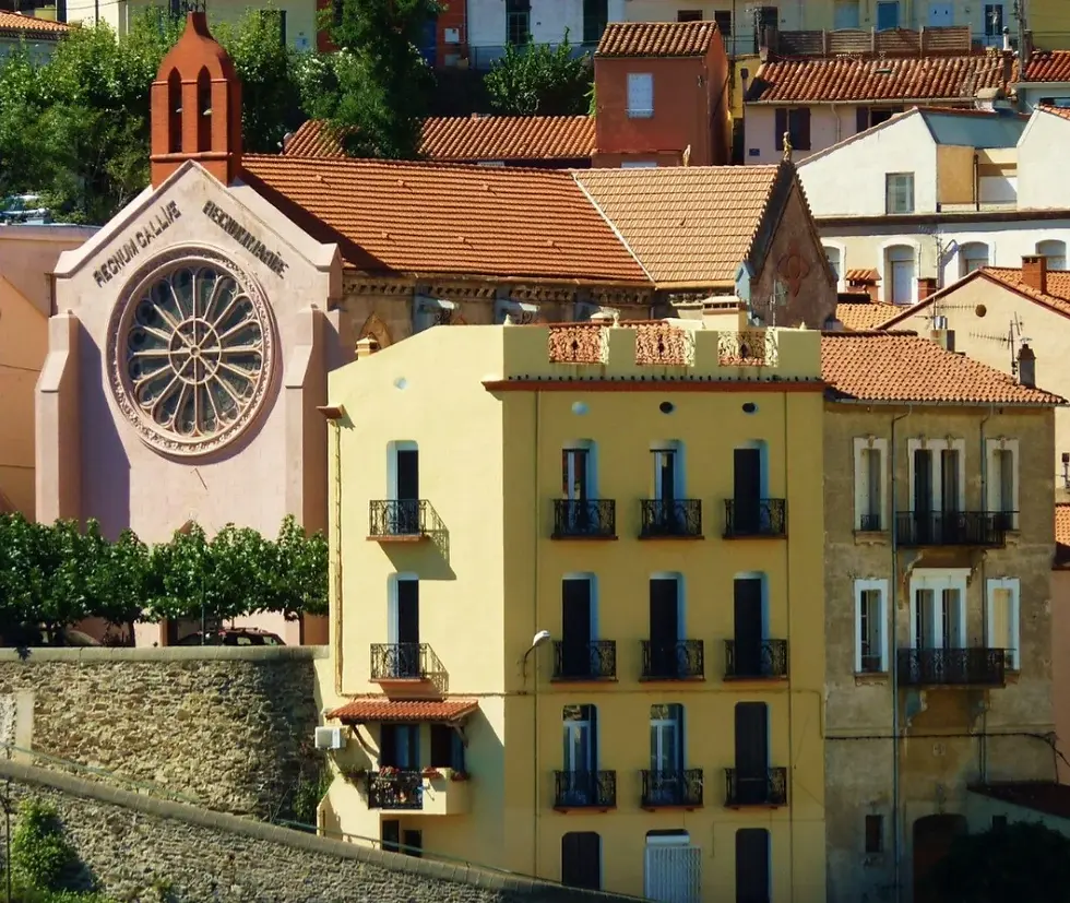 Point de départ de notre périple de la Catalogne en train, Cerbère a vu longtemps son destin étroitement lié à celui de sa voisine de Port-Bou. Depuis, la ville a su se réinventer jusqu'à jouir d'un regain d'intérêt touristique certain. Cerbère est aussi une ville de mémoire, qui témoigne de son histoire singulière.
