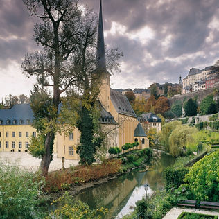 Luxembourg-ville, d’Stad pour les Luxembourgeois est une ville globale, même si la taille de la ville et de son agglomération reste modeste. Habitée par seulement 35% de Luxembourgeois, c’est une ville cosmopolite. Son attractivité est liée aujourd’hui à ses fonctions de capitales, bancaires et commerciales.