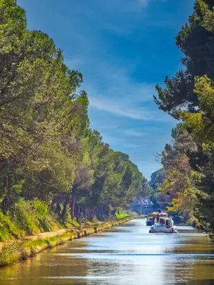 Voilà une première proposition d’itinéraire cycliste plutôt axé sur l'approche du patrimoine marinier. Il constitue un véritable voyage à la découverte de la navigation fluviale du Canal du Midi au canal de la Robine, reliés comme une évidence par le bien nommé Canal de jonction.