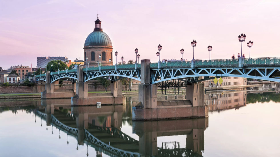 Toulouse est une ville marquée par les couleurs. Rose, rouge et noir, sang et or et bien d’autres palettes du ciel. Car Toulouse attire les couleurs du monde sur elle. Ville de passage, ville de brassage, ville de migrants et de réfugiés, mais aussi ville de traditions fortes jamais perdues et bien installées.