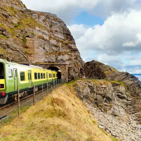 Il longe la baie de Dublin, il relie le Nord au Sud à la manière d’un train régional et porte le nom de DART pour Dublin Area Rapid Transit. Nous l’avons joliment rebaptisé L’Express côtier. En l’espèce, notre "express" prend tout son temps pour notre plus grand plaisir.
