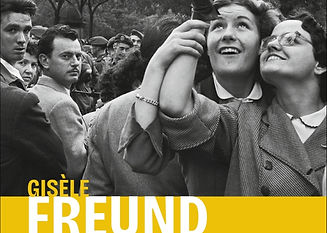 Trop souvent réduite à son impressionnante galerie de portraits de personnalités du monde de l’art et de la littérature, l’œuvre de Gisèle Freund entretient pourtant un rapport beaucoup plus riche et complexe à la photographie, au cœur duquel se trouve l’écriture.