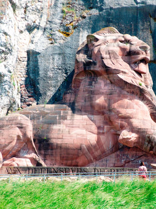 Il peut paraître surprenant, voire incongru, d'évoquer la notion d'héritage en parlant d'une guerre... Pourtant la guerre de 1870 (appelée aussi « guerre des deux empereurs »), déjà lointaine, un peu oubliée et mal connue, est forte d'un héritage assez conséquent : qu'il soit culturel, patrimonial, historique, voire géopolitique.