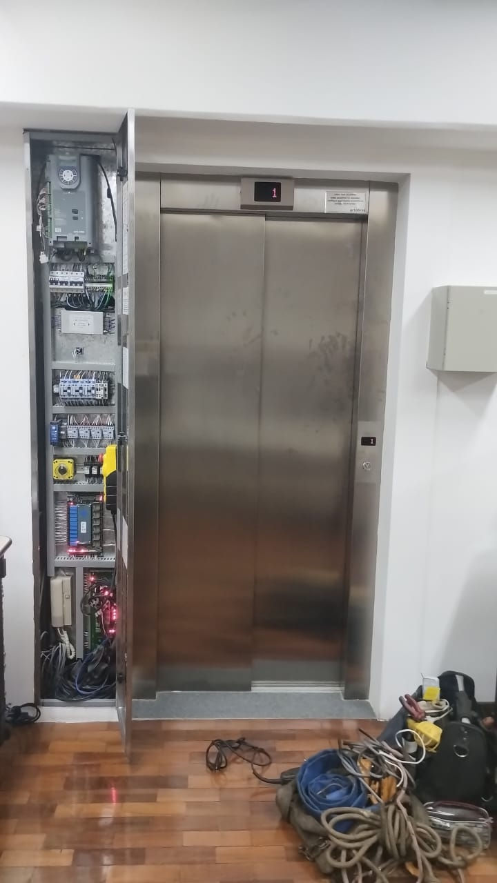 Batente de porta com sistema de controle integrado para prédios sem casa de máquinas.