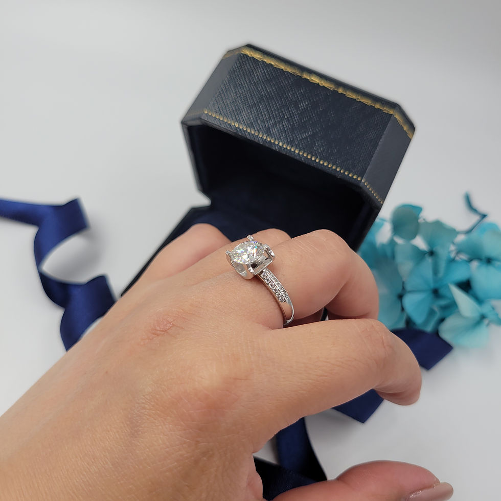 Thumbnail: MR1 -2 Carat Round Cut Moissanite Horn Setting Ring - 2卡圓形牛角托莫桑石伴碎鑽戒