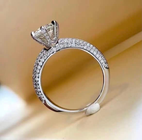 Thumbnail: MR9-1 carat 6-prong Moissanite  mircro pave ring - 1卡六爪莫桑石伴碎鑽戒