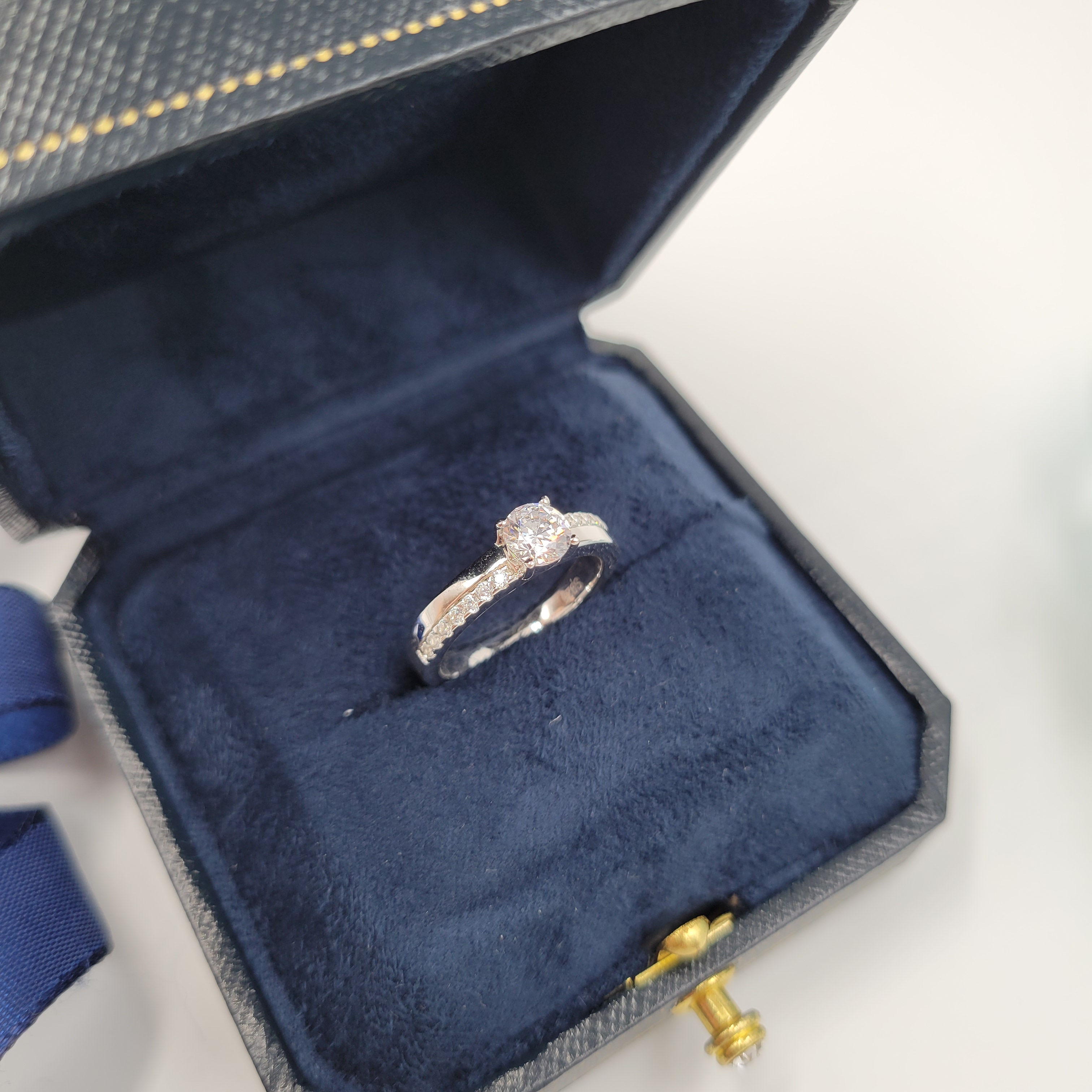 MR193 - 0.5 Carat Round Cut Moissanite Pave Ring - 50份上下排鑽戒