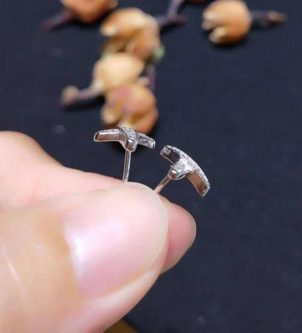 Thumbnail: ME35 - 0.18 Carat Moissanite Cross Stud Earrings - 18份莫桑石交叉