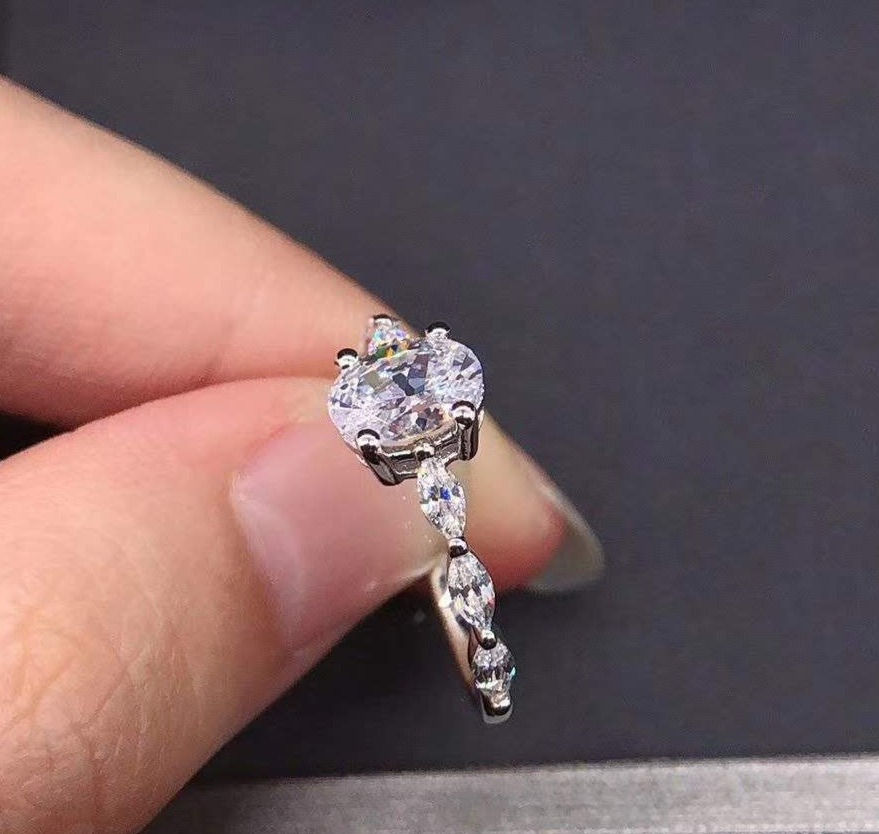 Thumbnail: MR133 -1 Carat Oval Cut Moissanite Ring - 1卡橢圓形莫桑石戒指