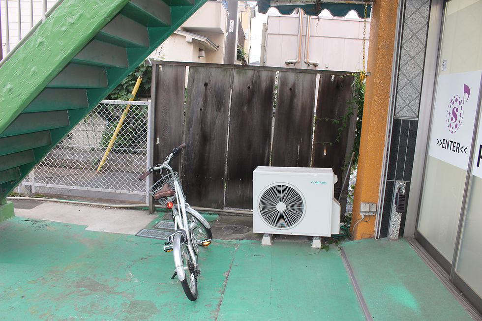 東京都東村山市のバレエスクール入り口付近の駐輪スペース