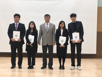 Yeongyeong Kang receiving award for best oral presentation at KSSSF conference