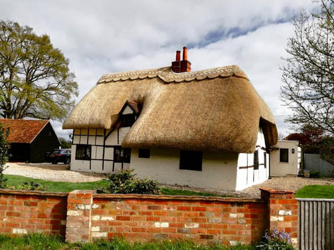 Countryside cottage in Hampshire with thatched roof