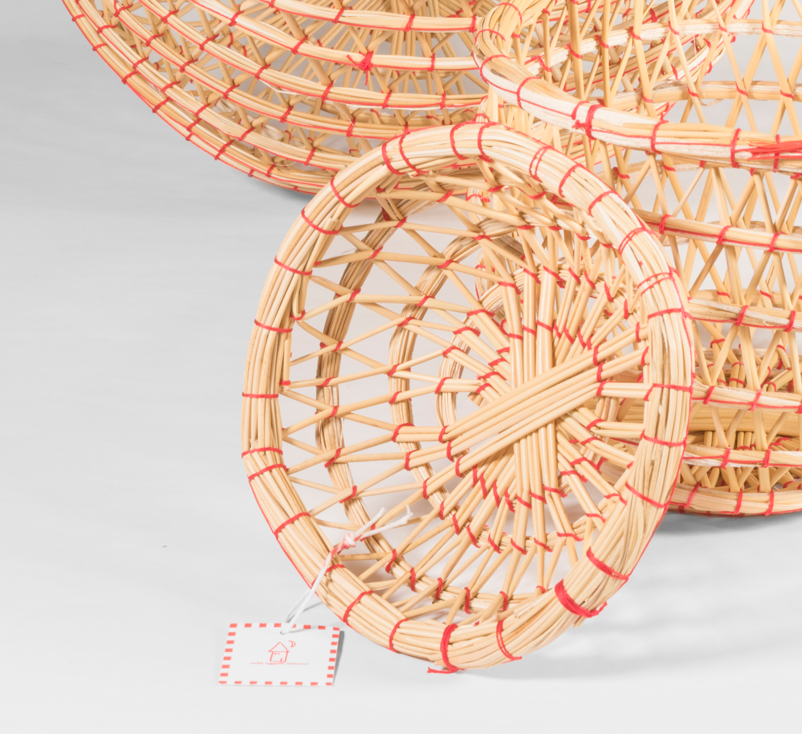 dettaglio del cesto piccolo con filo rosso Ø 18 cm, in giunco