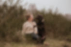 Outdoor-Aufnahme einer Frau mit ihrem Hund