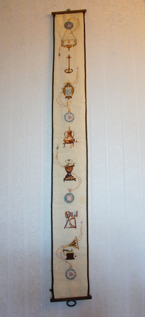 ベルプル金具付きアンティークタペストリー