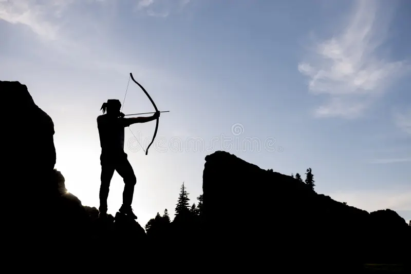 pijl-die-mensensilhouet-werpen-117494145.webp