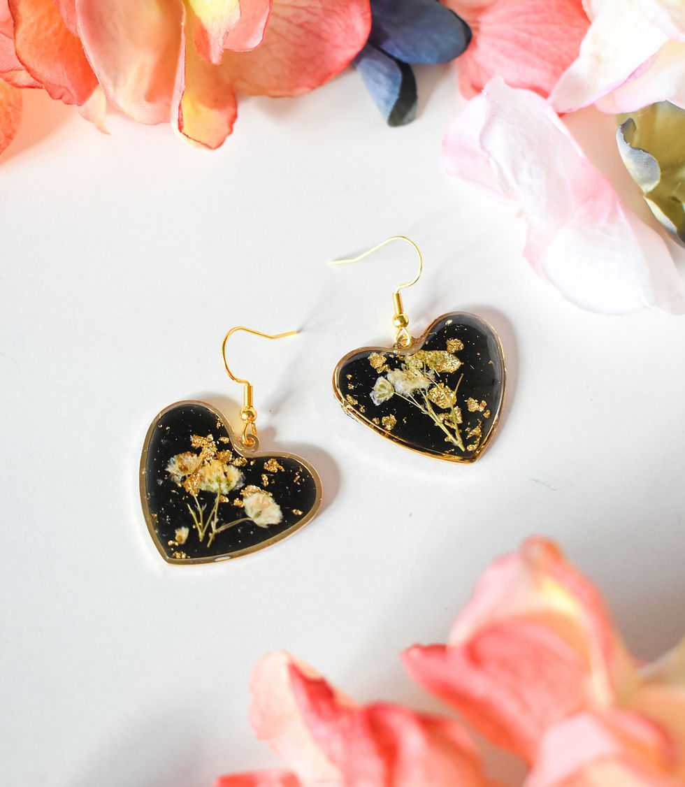 Обеци сърца - черни с гипсофила