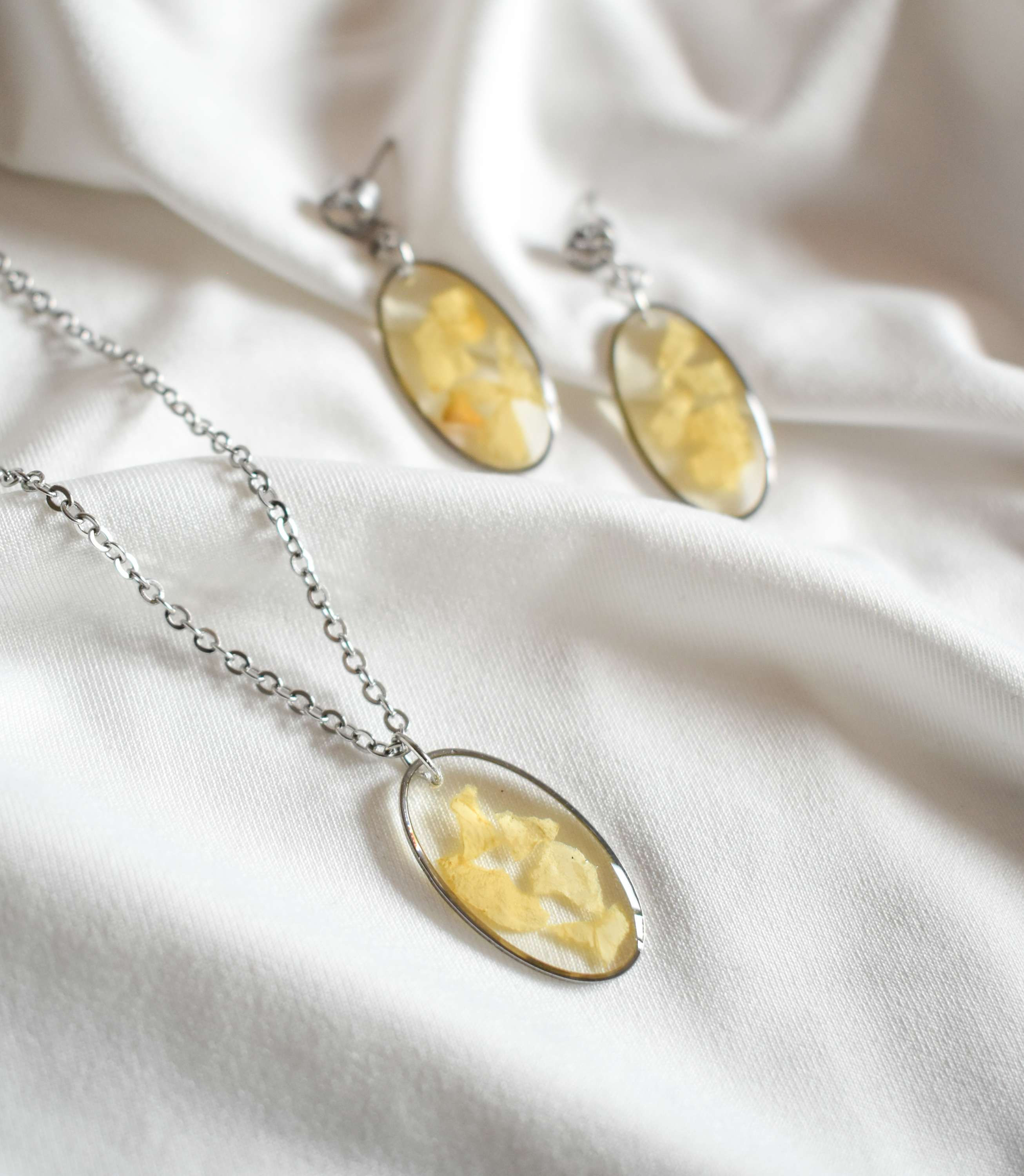 Колие и обеци с бяла роза