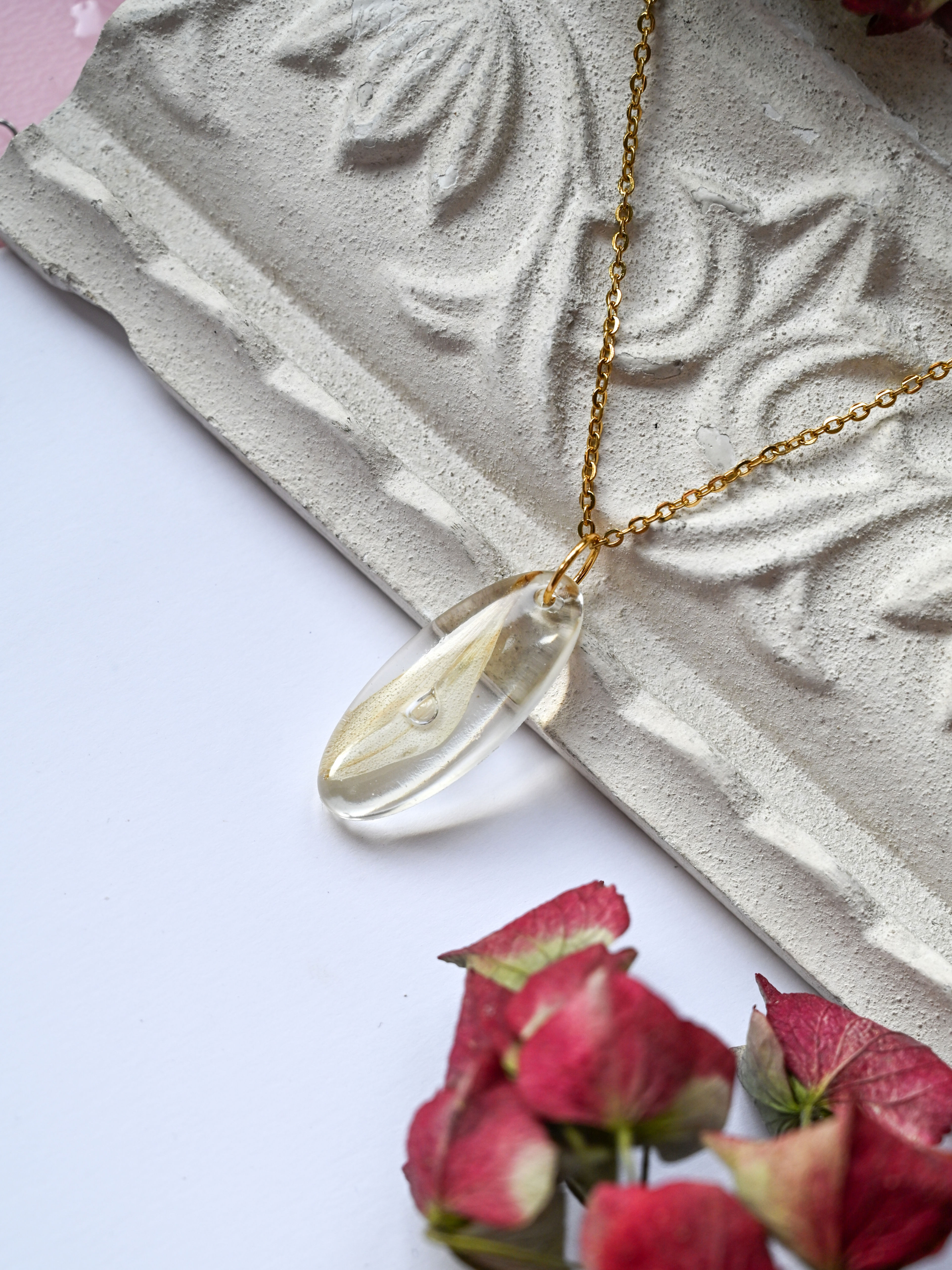 Колие с бяла хризантема