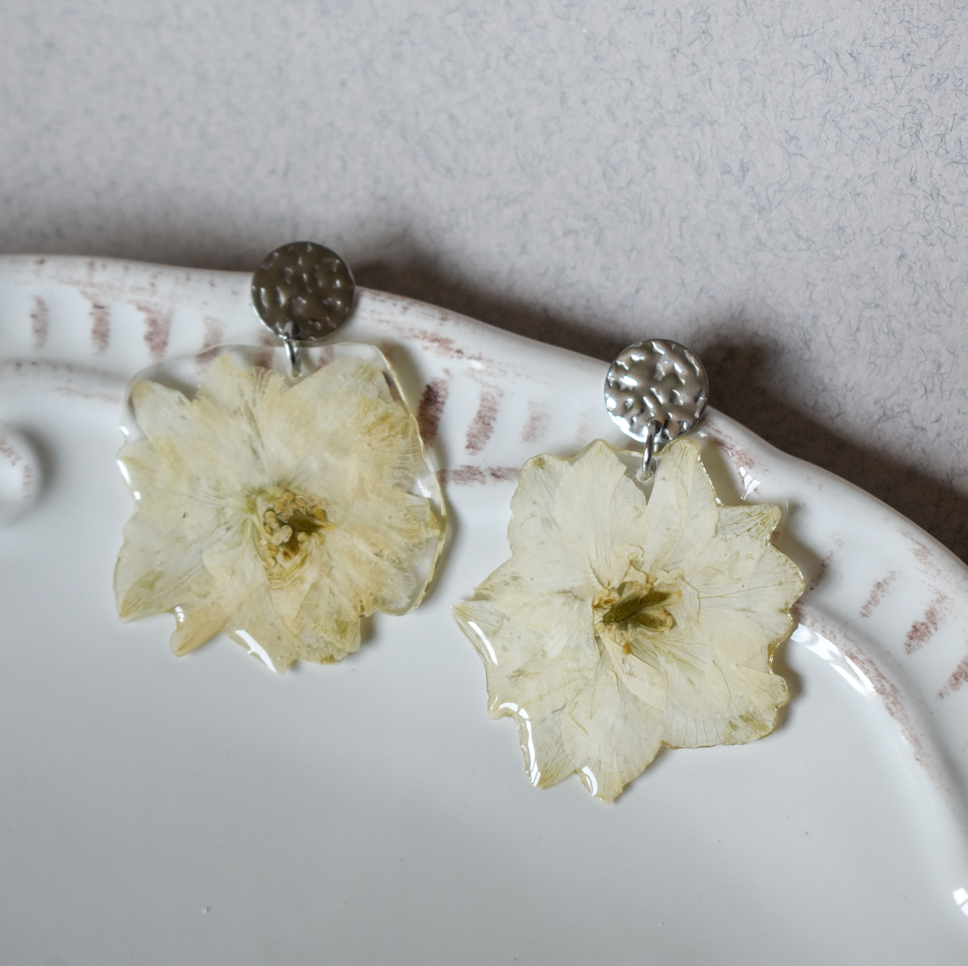 Обеци с бели цветя