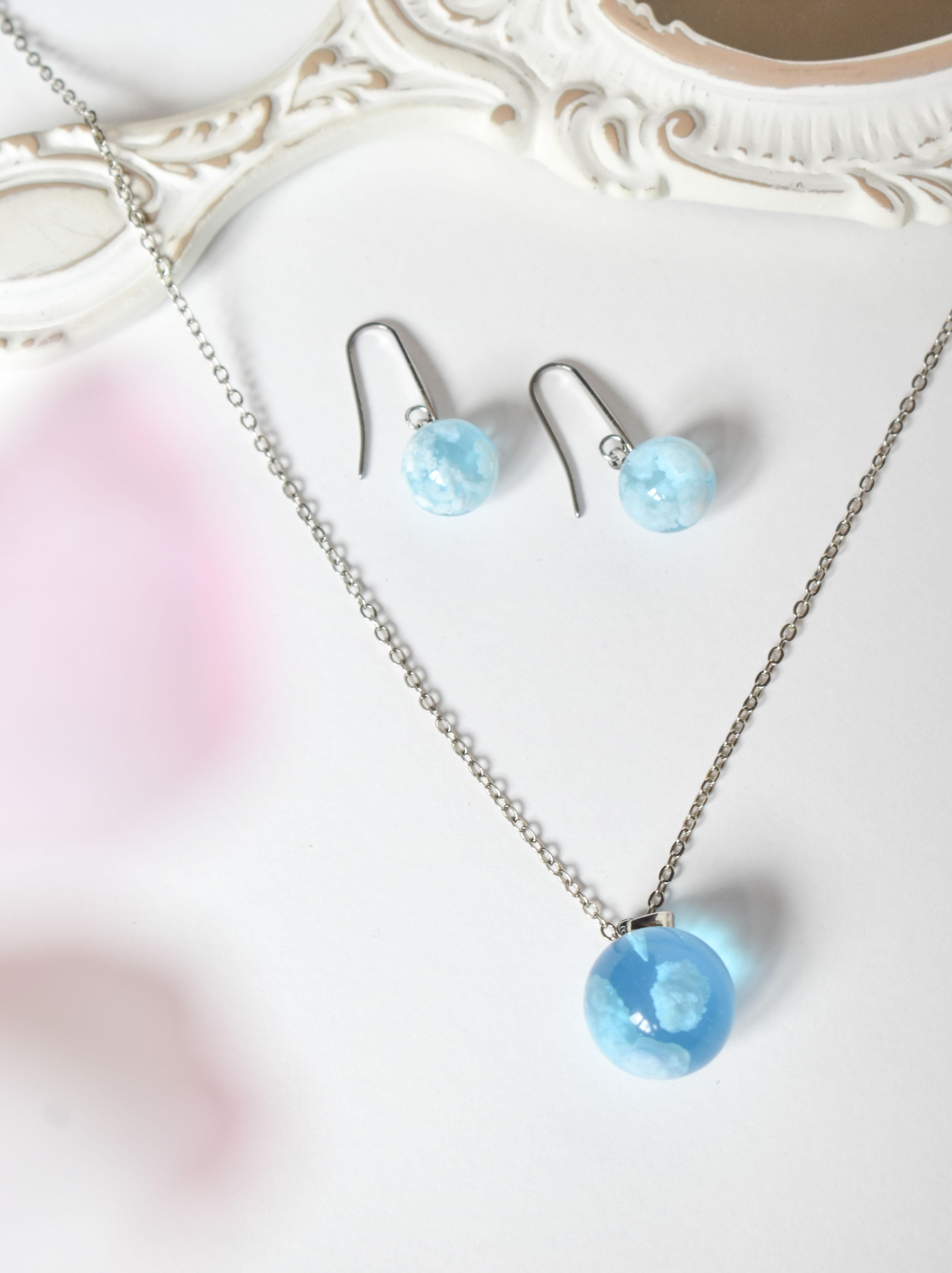 Обеци и колие облачета