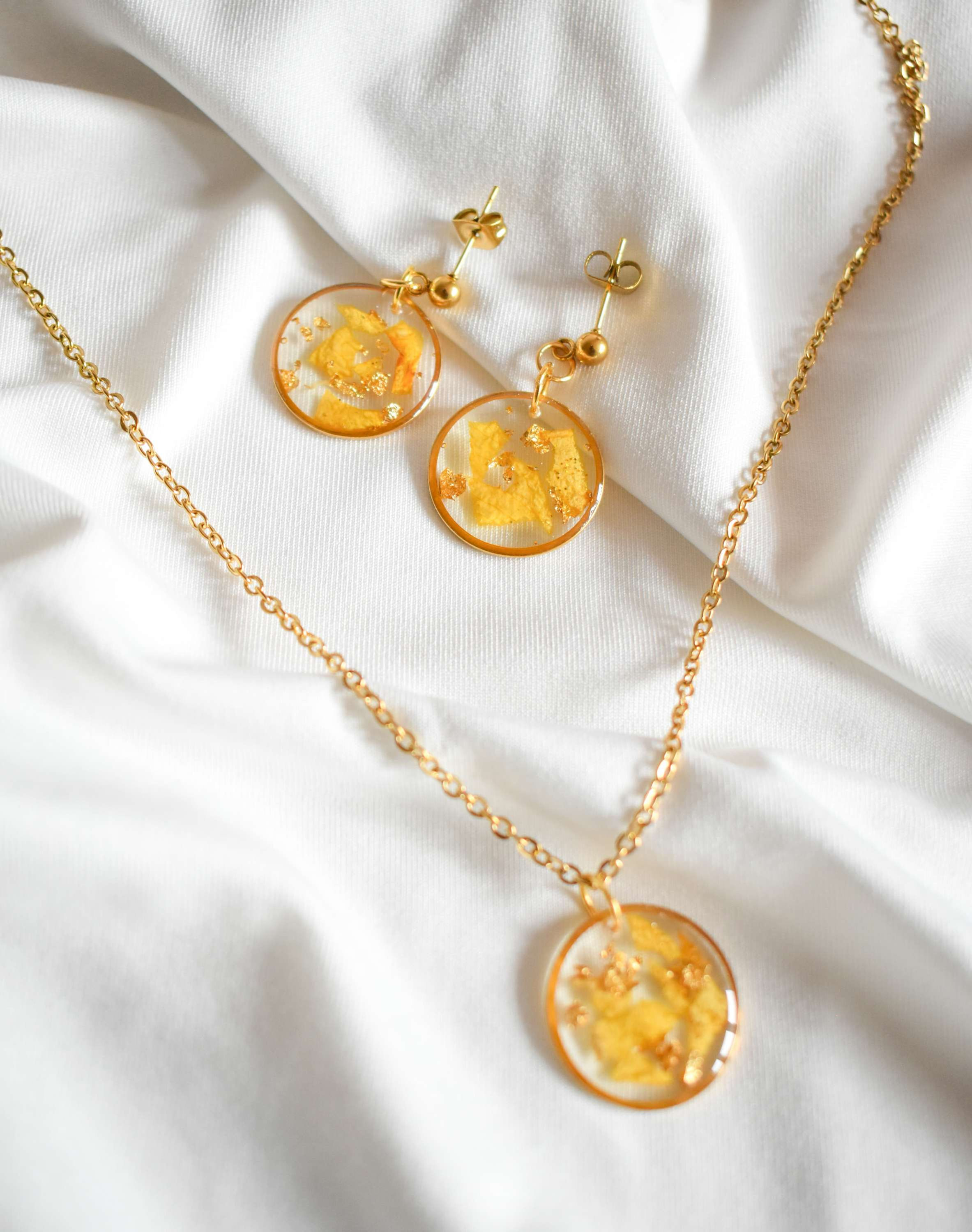 Колие и обеци с жълта роза