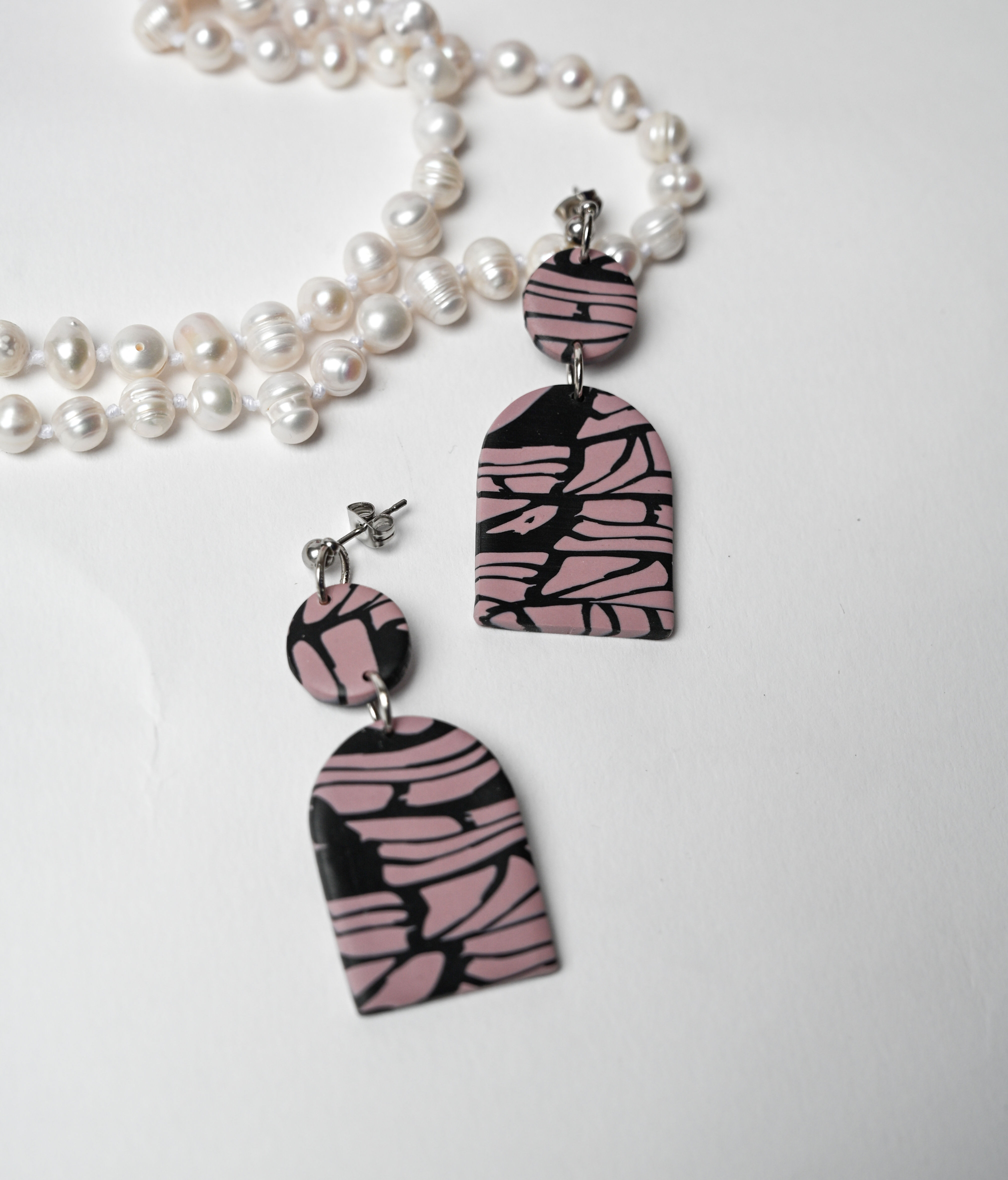 Обеци в черно и пепел от рози 