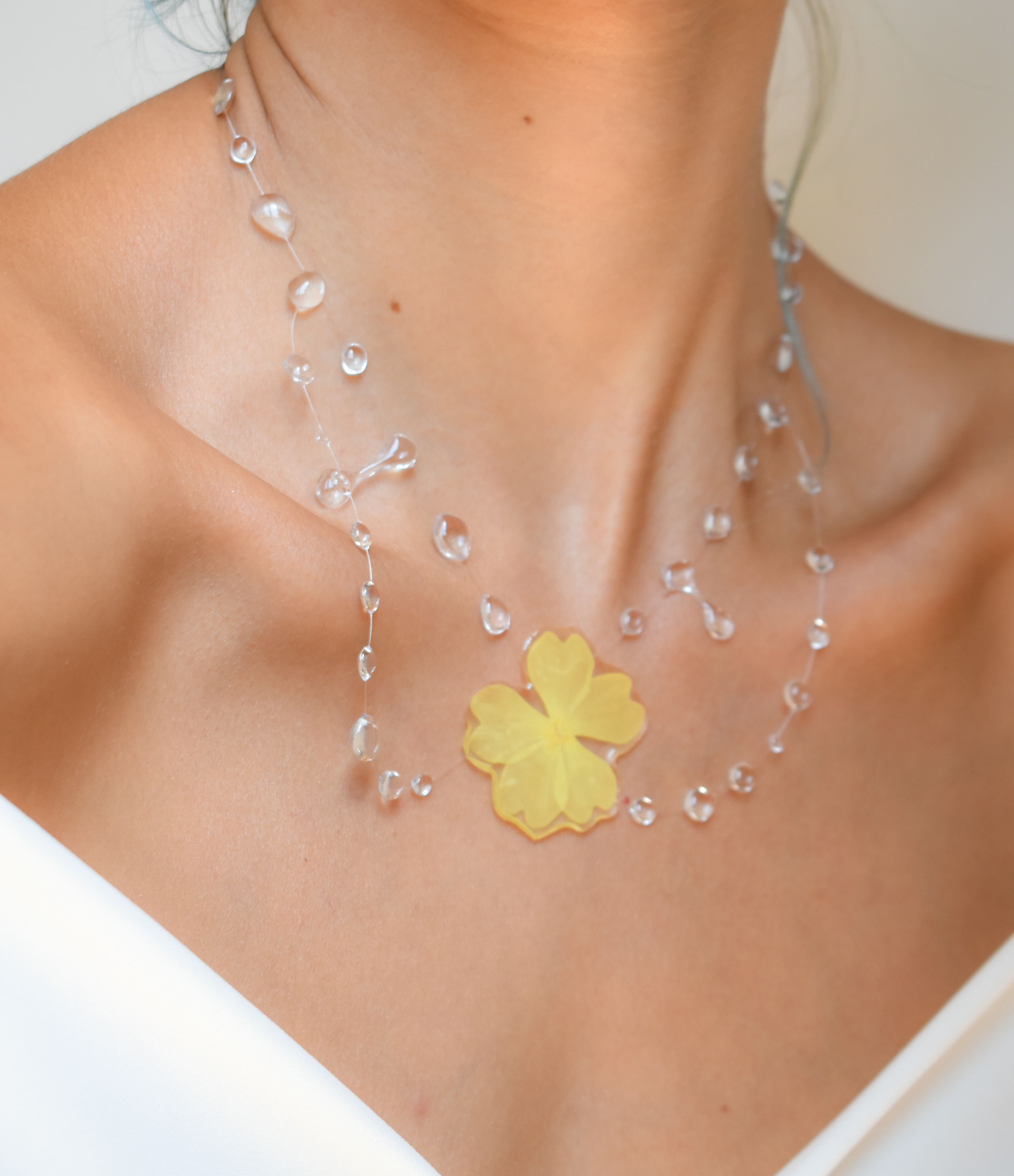 Колие water drops - жълто цвете