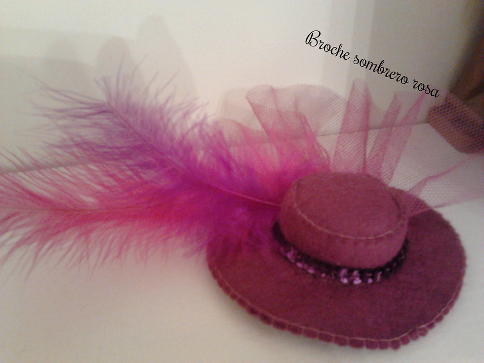 Broche sombrero plumas