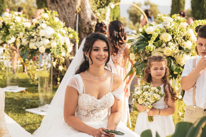 Ritratto elegante della sposa durante il rito civile alla Tenuta Balzano