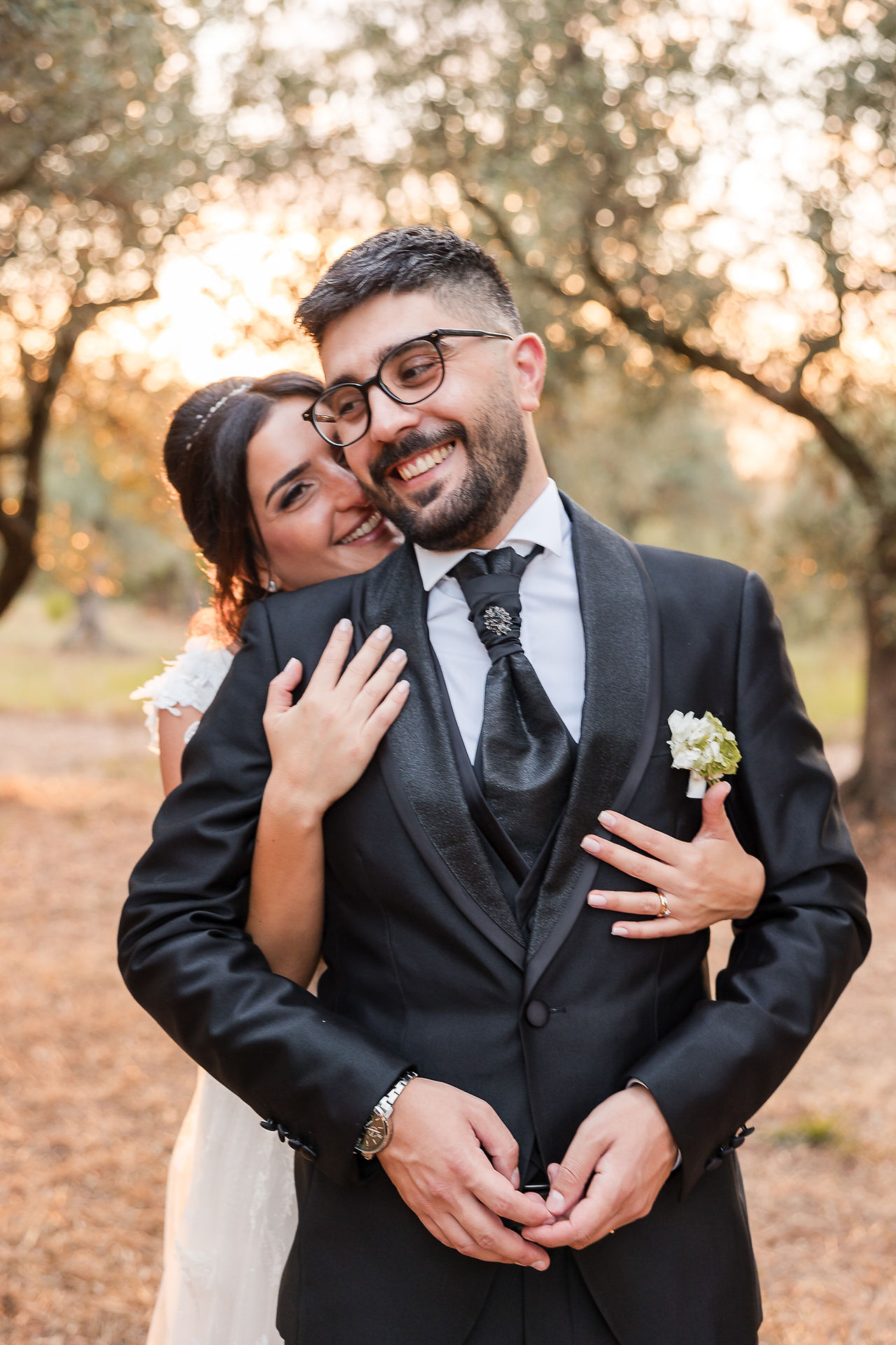 Danilo ed Elvira durante le fotografie di coppia in un uliveto vicino alla Tenuta delle Grazie