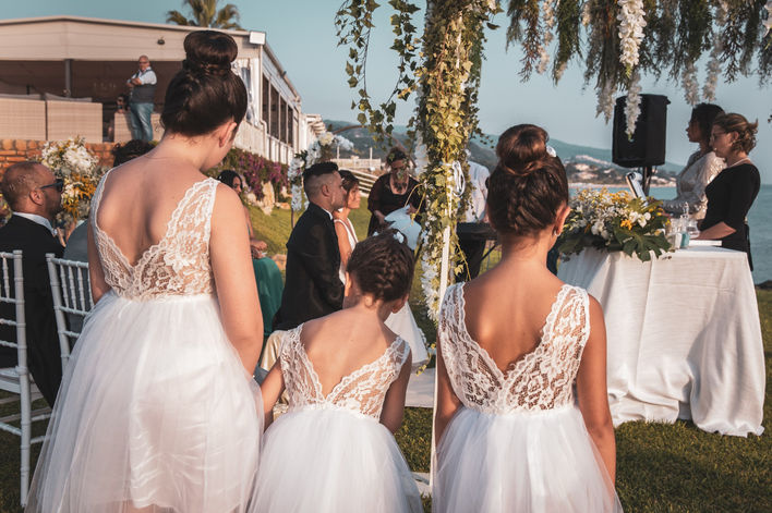 Scatto spontaneo della sposa che ride con le damigelle nel giardino di una villa a Tropea