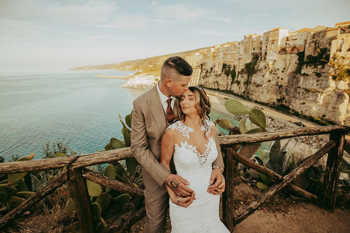 Scatto spontaneo degli sposi in un momento di relax con lo sfondo di tropea - fotografia di reportage