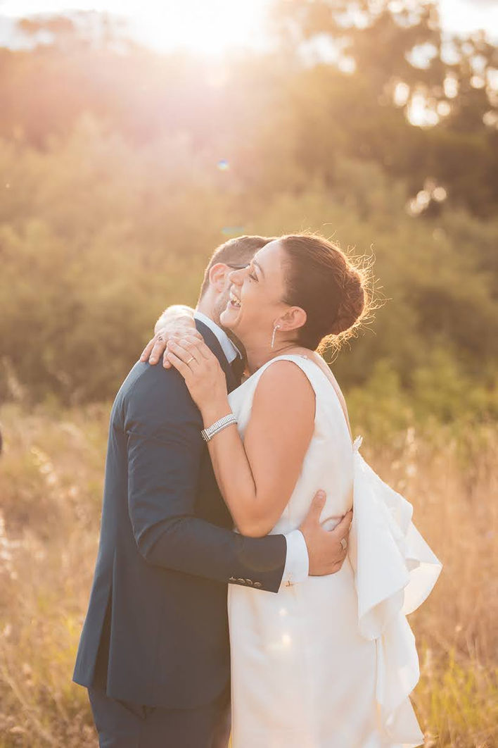 Bacio spontaneo degli sposi al tramonto durante un servizio fotografico matrimoniale a Catanzaro