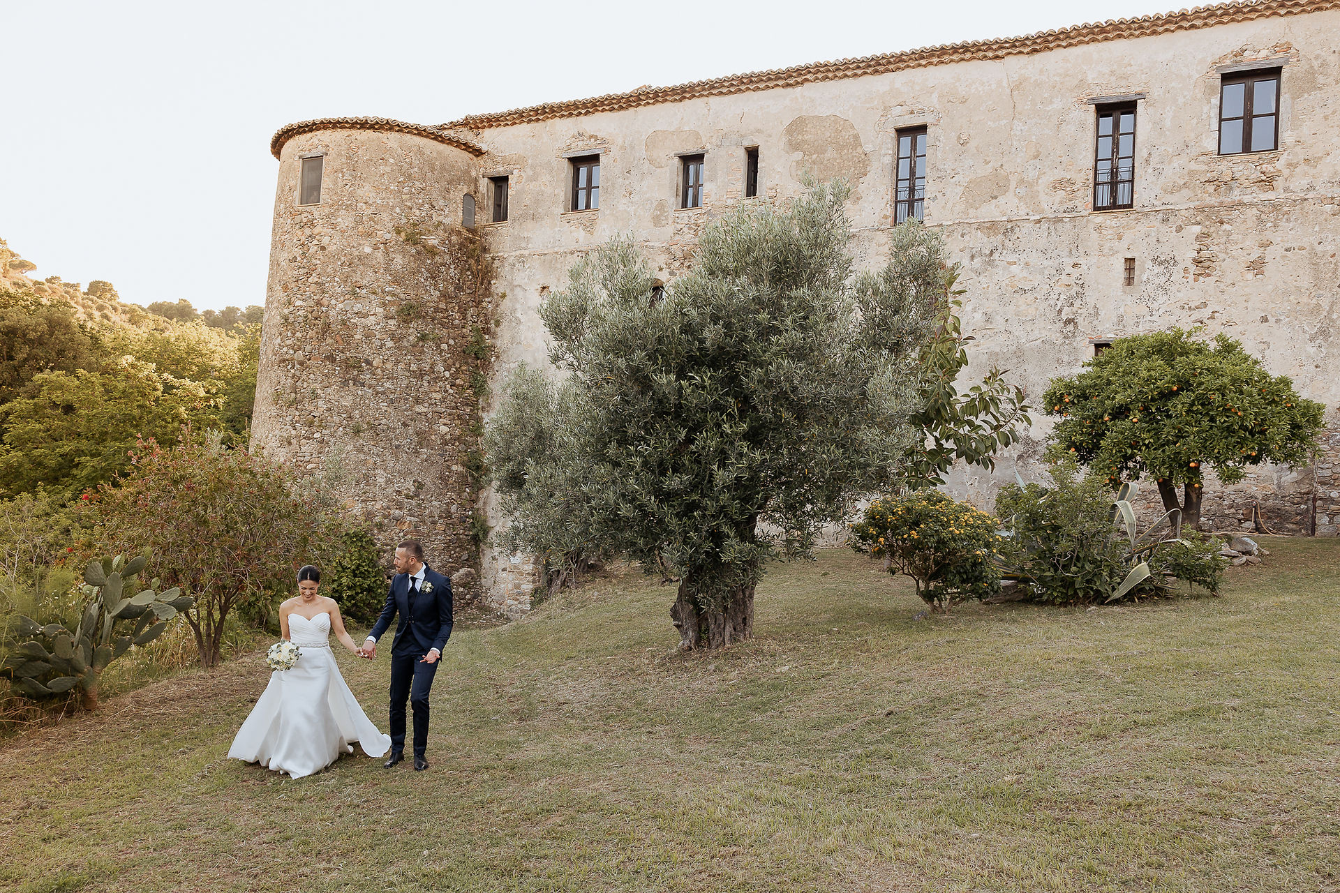 Roberta e Gabriele fotografati durante il matrimonio al Borgo del Convento