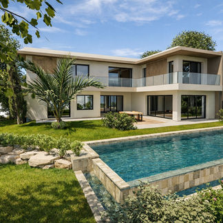 Vue du jardin d’une villa contemporaine avec piscine rectangulaire en pierre naturelle, bordée par une pelouse paysagée. La maison à deux niveaux se distingue par ses lignes épurées, ses larges baies vitrées et ses garde-corps vitrés, créant une continuité fluide entre les espaces intérieurs et extérieurs.