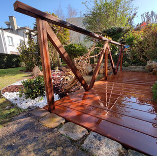 Création du ponton et aménagement du tour du bassin par les Mauvaises Graines Ilmg Paris. Aménagement paysager, paysagiste, jardinier, Paris, Val d'Oise