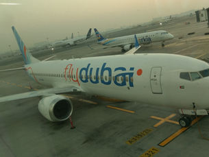 Boeing 737 da Flydubai no Aeroporto Internacional de Dubai; imagem ilustrativa do modelo operado pela companhia.