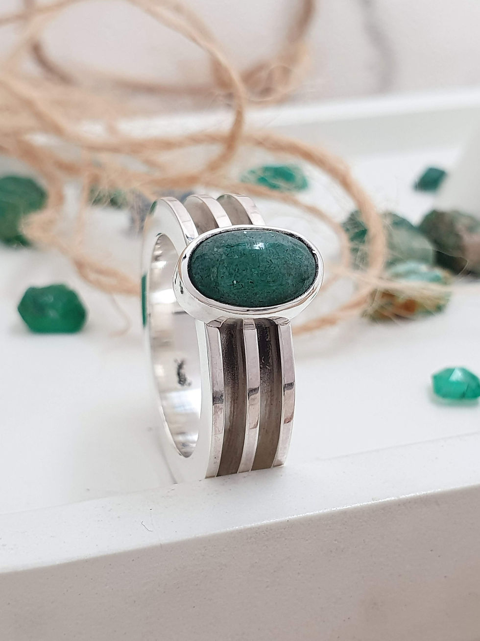 Thumbnail: Sterling silver equestrian horsehair ring with Brazilian Emerald | RG887848