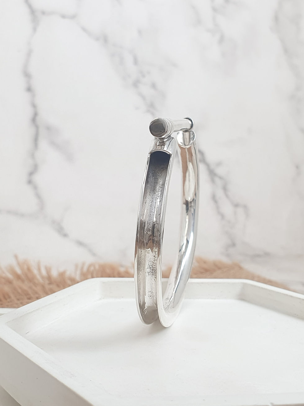 Thumbnail: Sterling silver horsehair oval bangle with Screw Clasp | BG996607