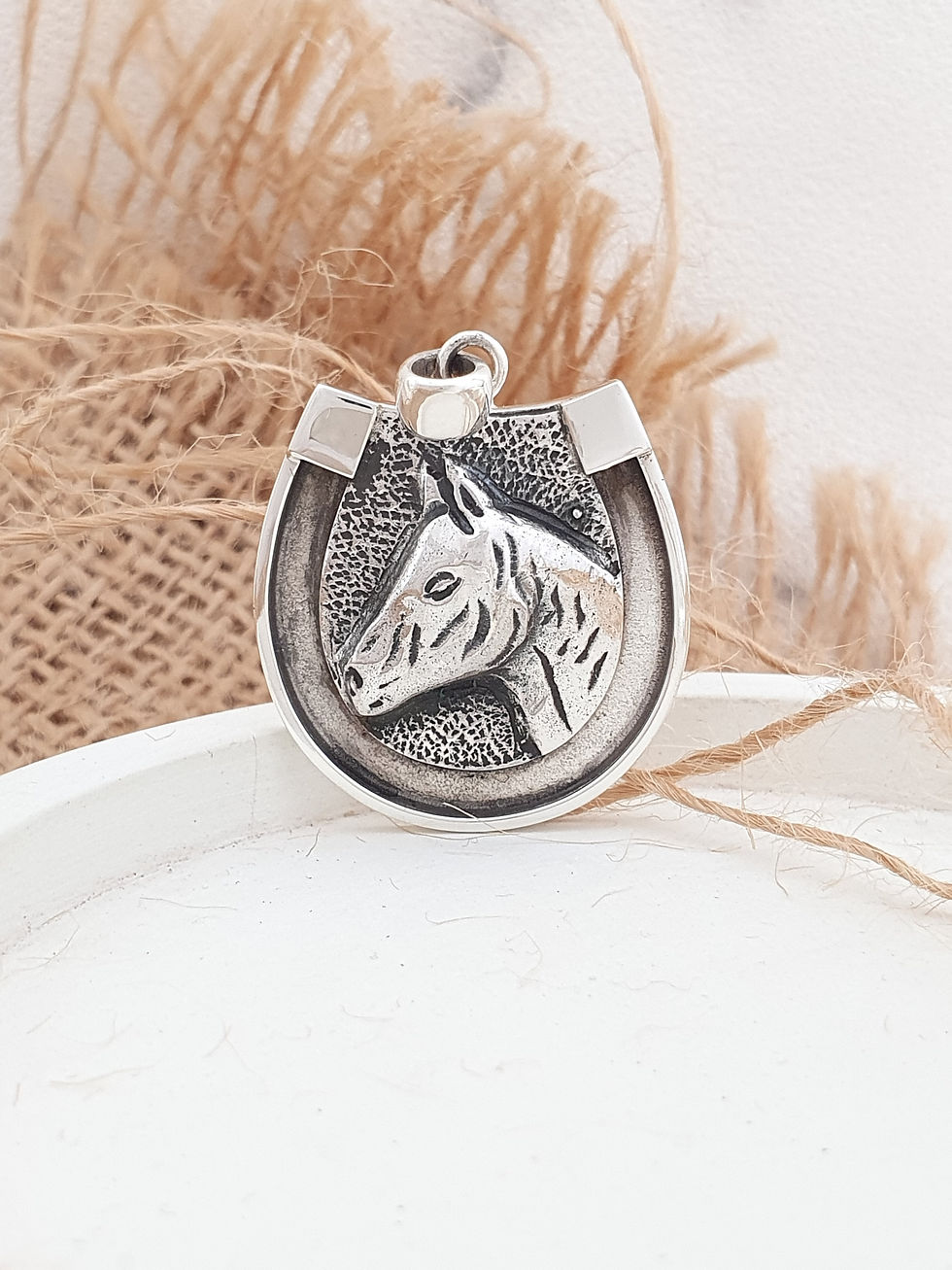 Thumbnail: Sterling silver equestrian charm with repoussé horsehead 27 x 28 mm | CH557170