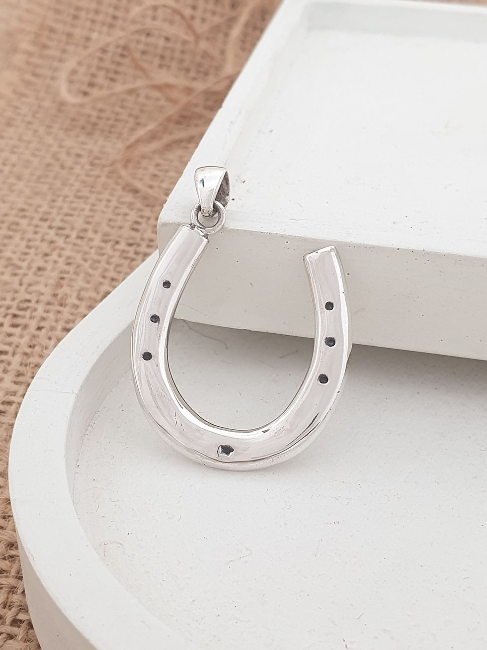 Thumbnail: Sterling silver equestrian horseshoe charm | CH557215