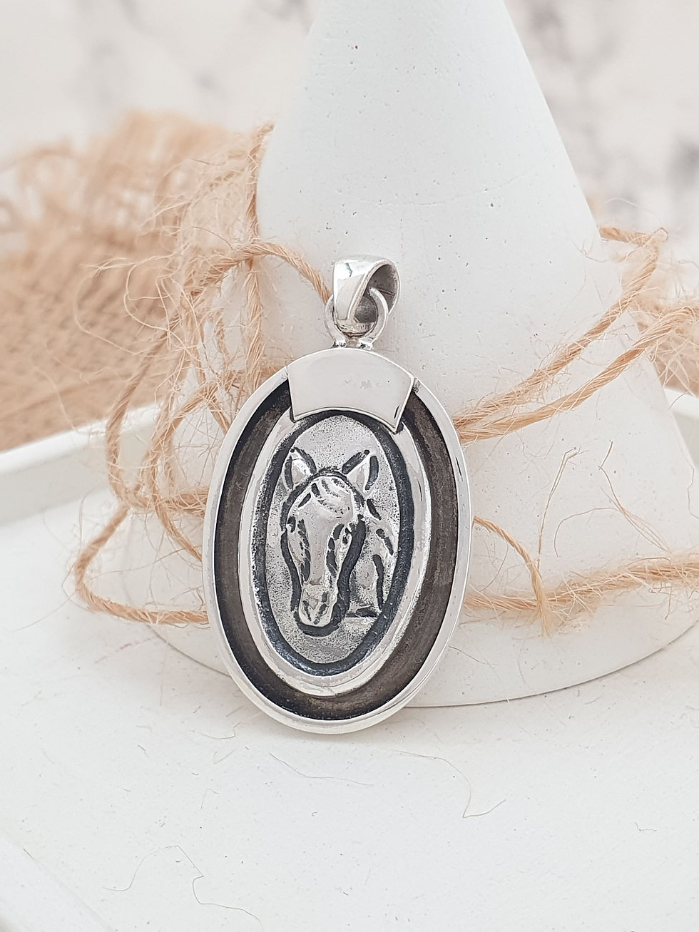 Miniatura: Sterling silver equestrian charm with repoussé horsehead | CH557284