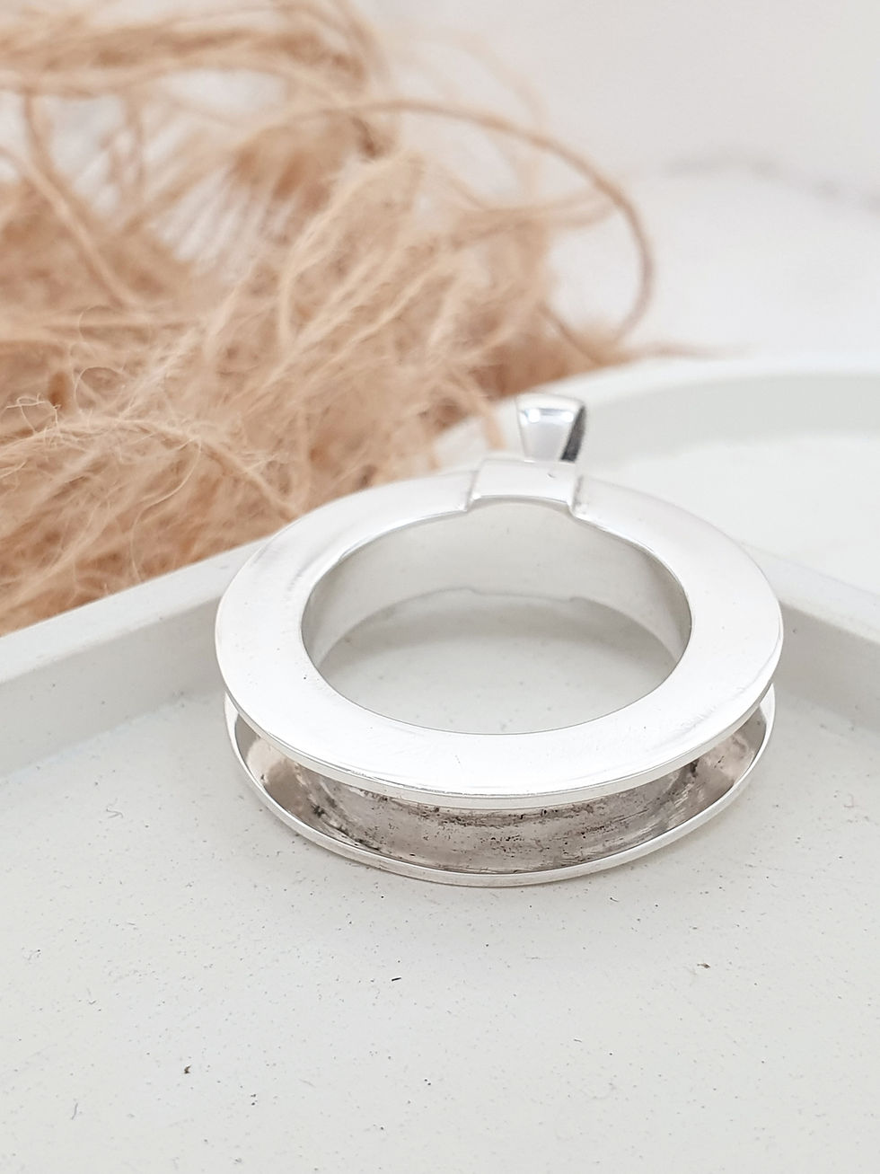 Thumbnail: Sterling silver equestrian horsehair circle charm | CH557184