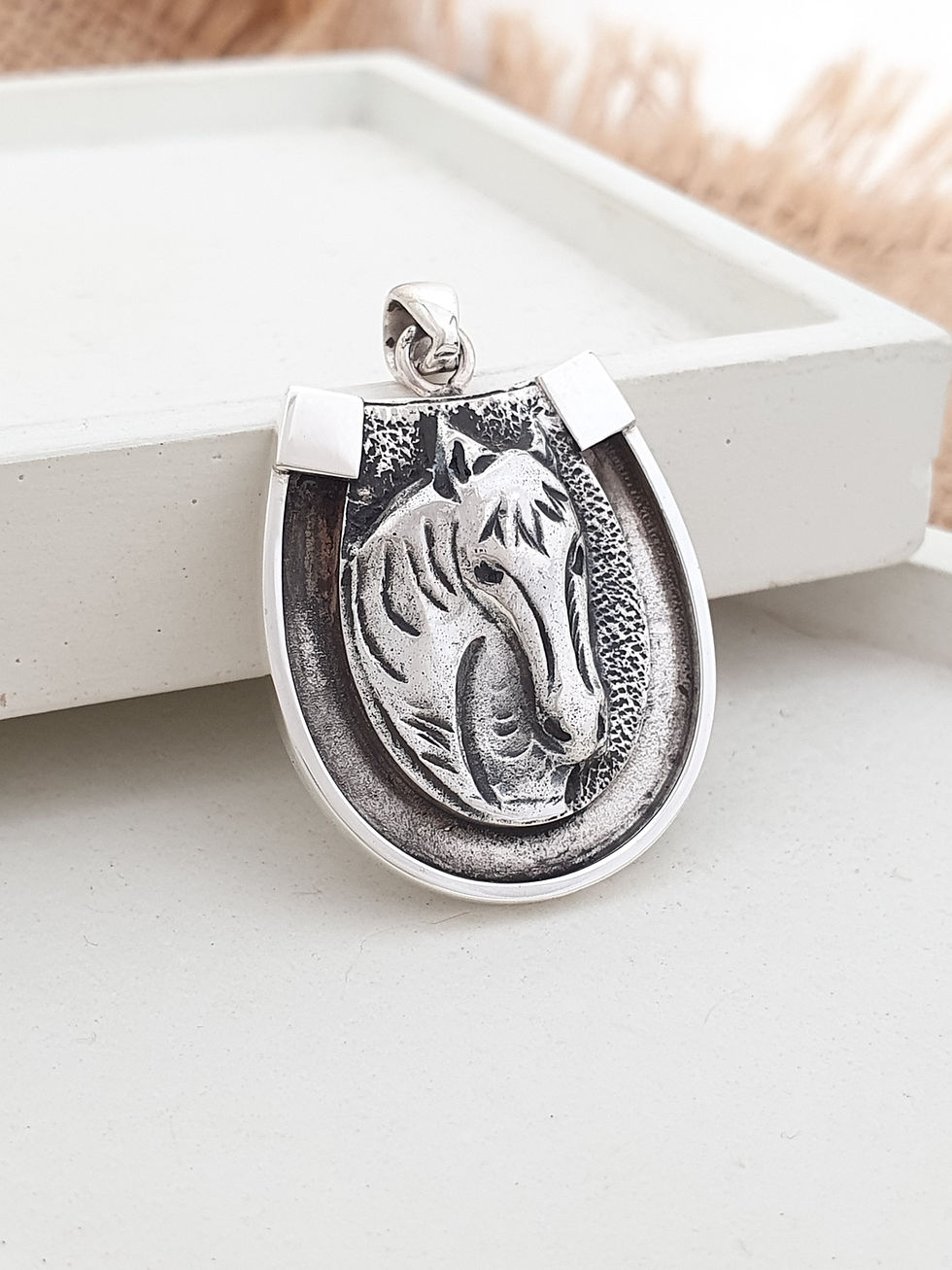 Thumbnail: Sterling silver equestrian charm with repoussé horsehead 26.5 x 29 mm | CH557167