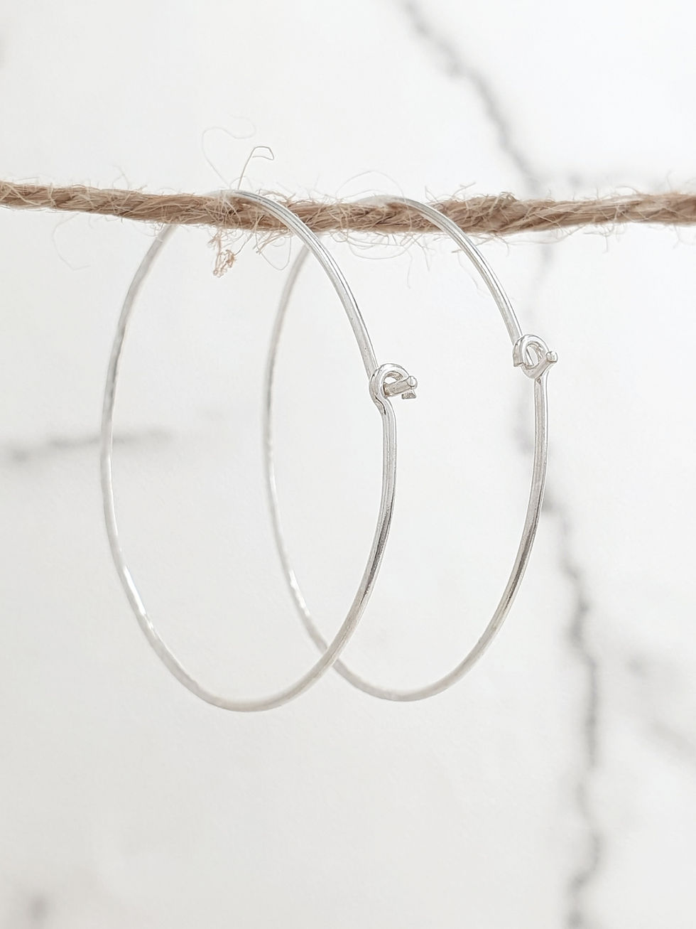 Miniaturbild: Sterling Silber Creole Ohrhaken mit Hammerschliff 40 mm | EW889137